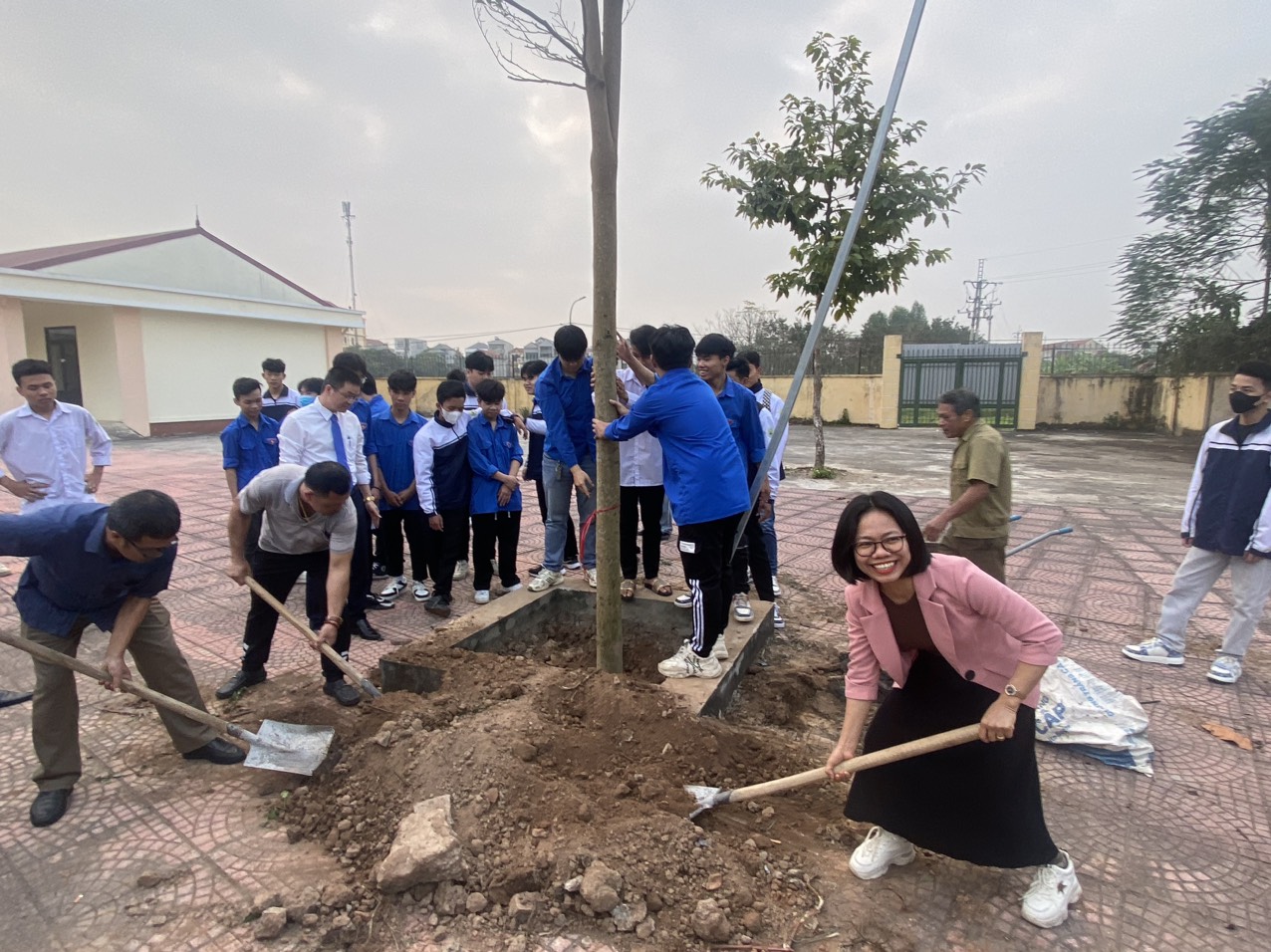 TRUNG TÂM GDNN-GDTX SƠN TÂY PHÁT ĐỘNG TẾT TRỒNG CÂY XUÂN GIÁP THÌN 2024